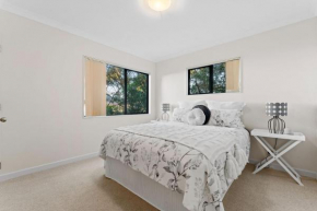 Nestled in the woods out west - Private Queen bed and bath